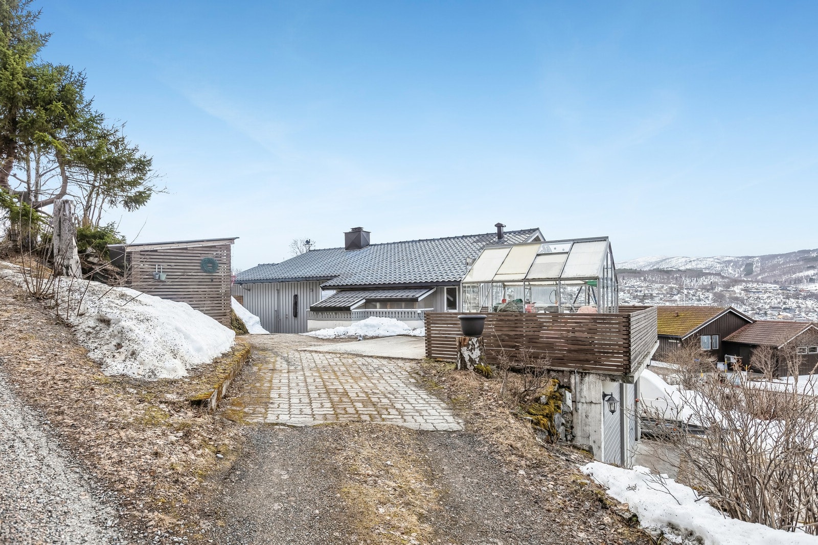 Praktisk tilknytning til parkering oppå garasje med enkel adkomst til boligen Galleribilde