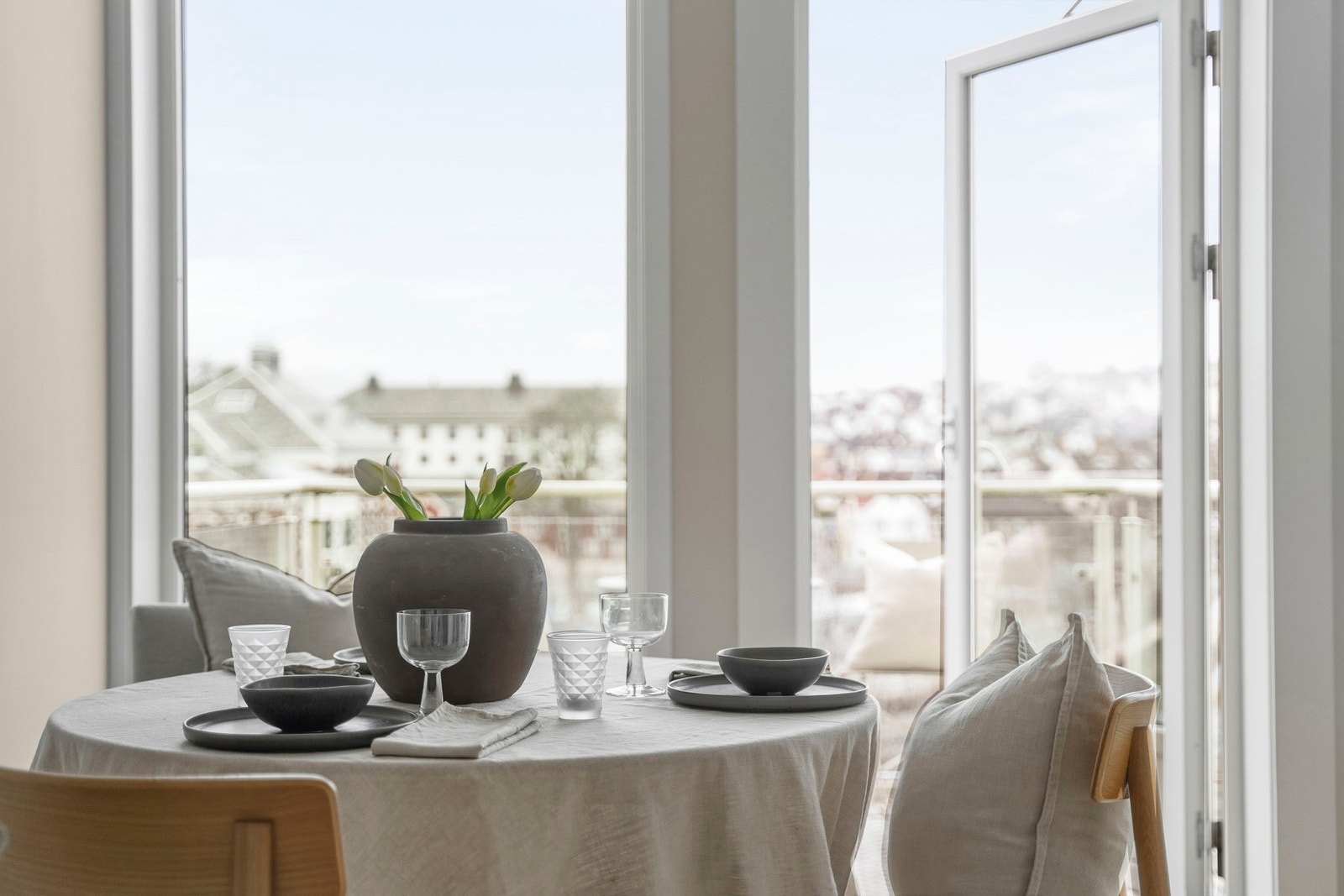 Fra stuen er det utgang til balkong. Galleribilde