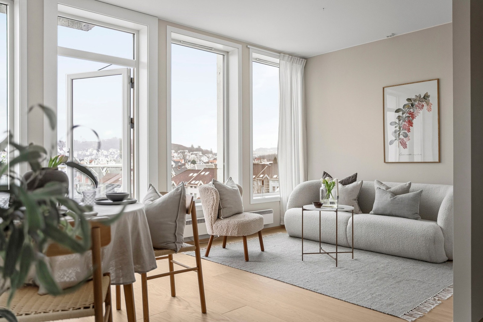Gjennomgående er lekker enstavs parkett på gulv og vegger malt i tidsriktige farger. Galleribilde