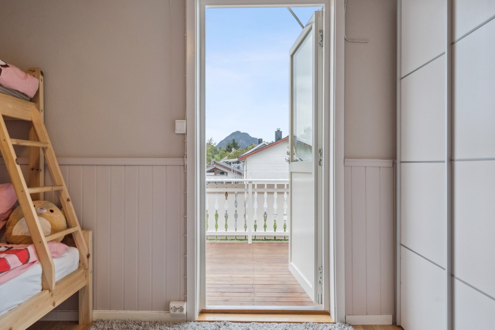 Fra dette rommet er det også utgang til veranda. Galleribilde