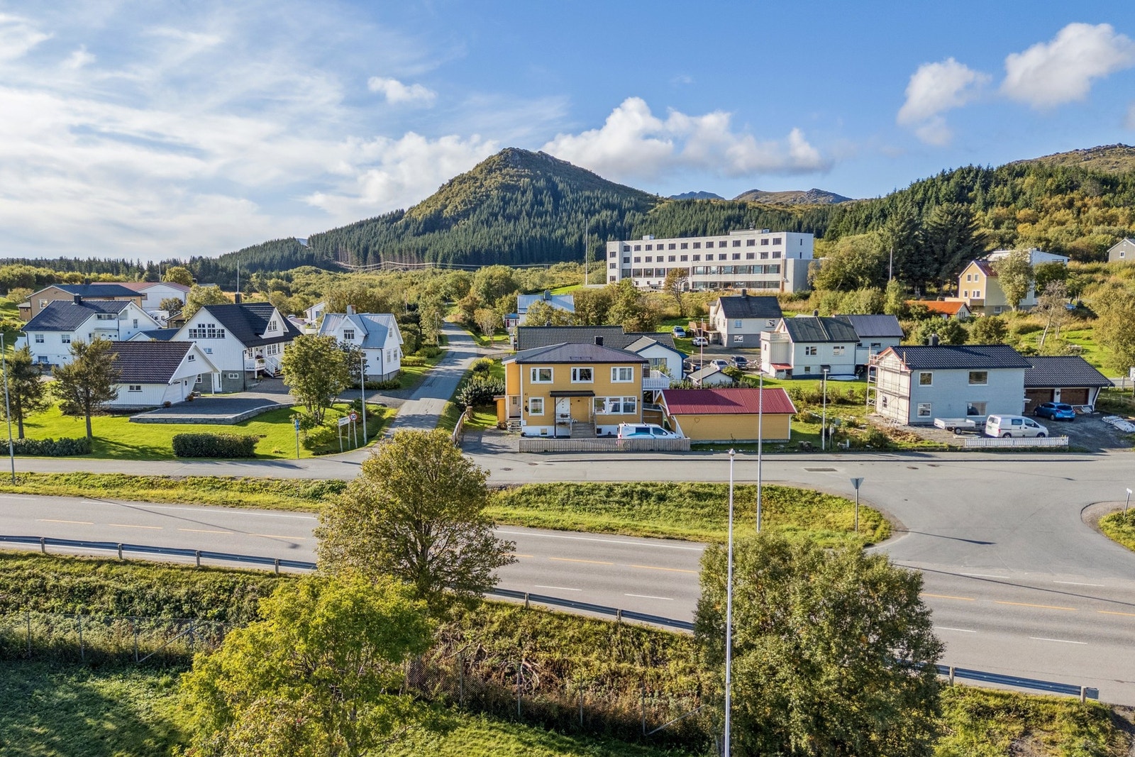 Fra boligen er det ellers kort avstand til flotte turmuligheter i varierende terreng som man kan benytte seg av gjennom hele året. Galleribilde