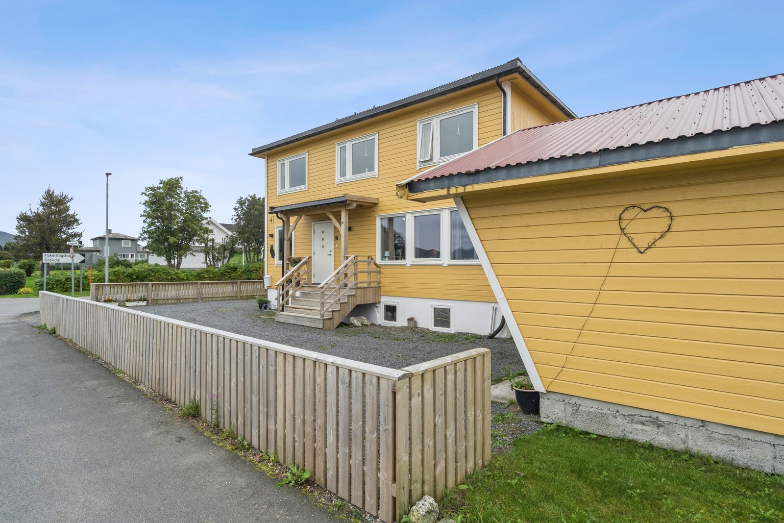 Det er satt opp gjerde rundt deler av eiendommen. Galleribilde