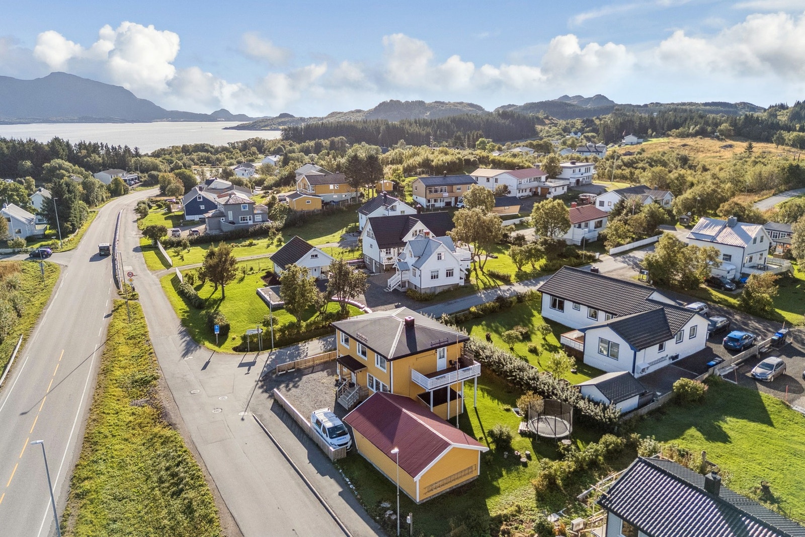 Lofoten er et eldorado for friluftsinteresserte med muligheter for sykling, klatring, padling, fiske, golf, skiløyper, alpinbakke m.m. Galleribilde