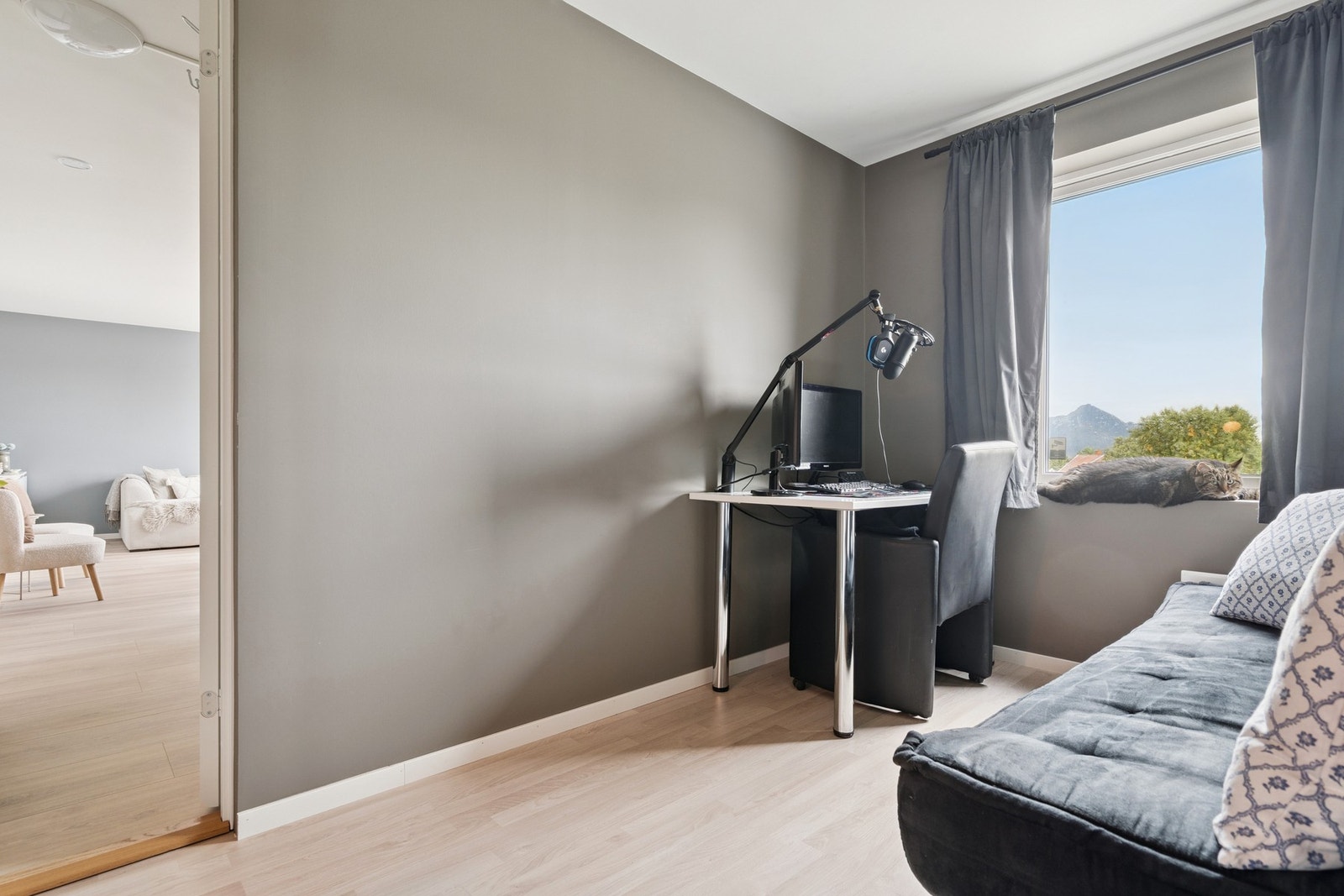 Soverom med plass til enkeltseng og skrivebord. Galleribilde