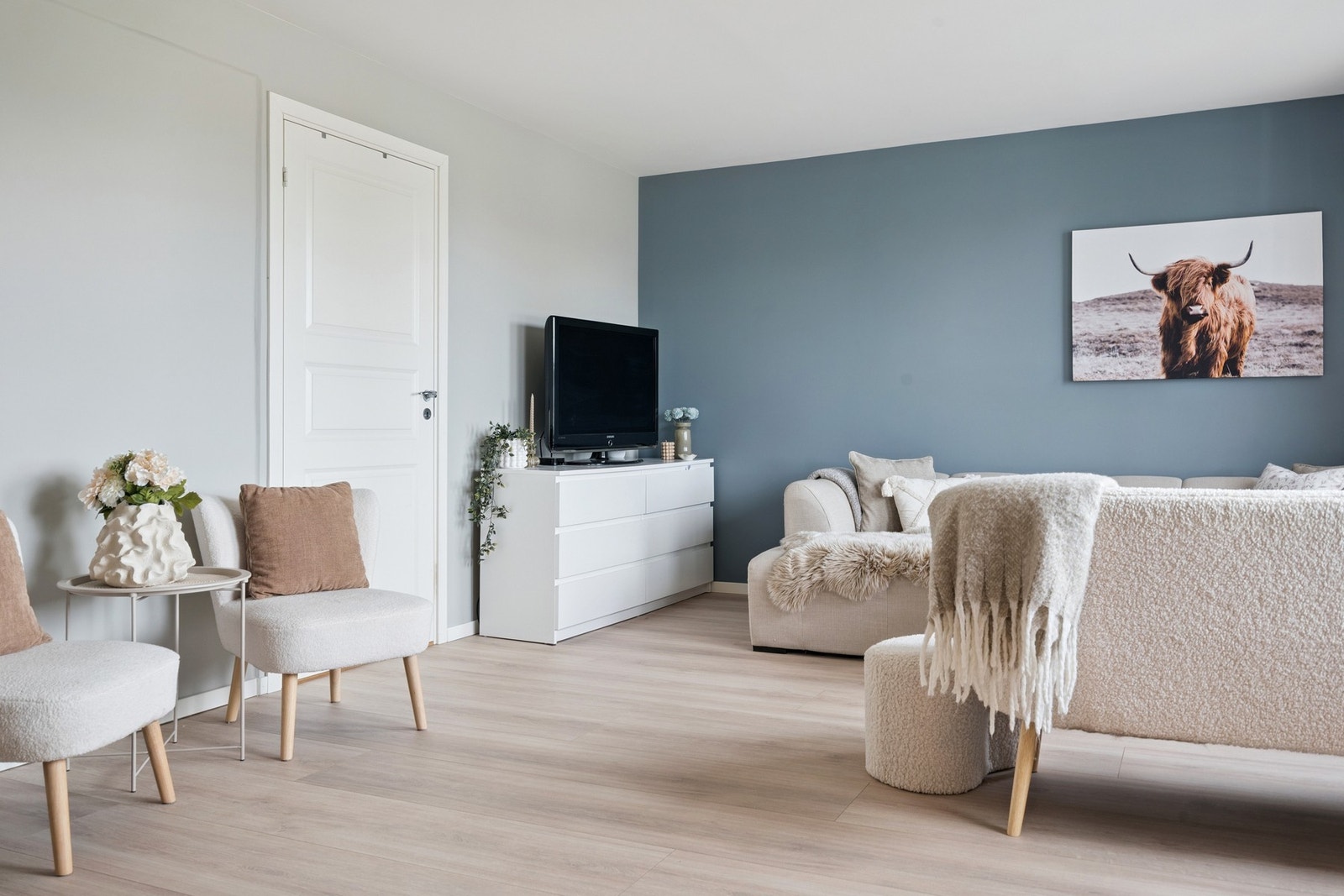Stuen med plass til sofa og spisebord. Galleribilde