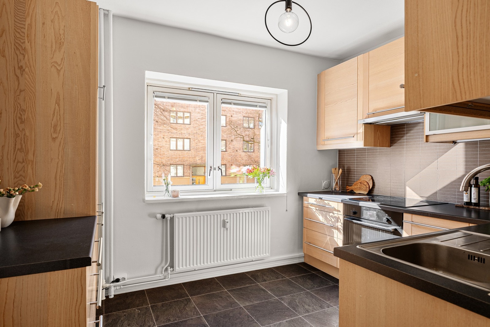 Kjøkkenet ligger i separat rom fra stuen. Galleribilde