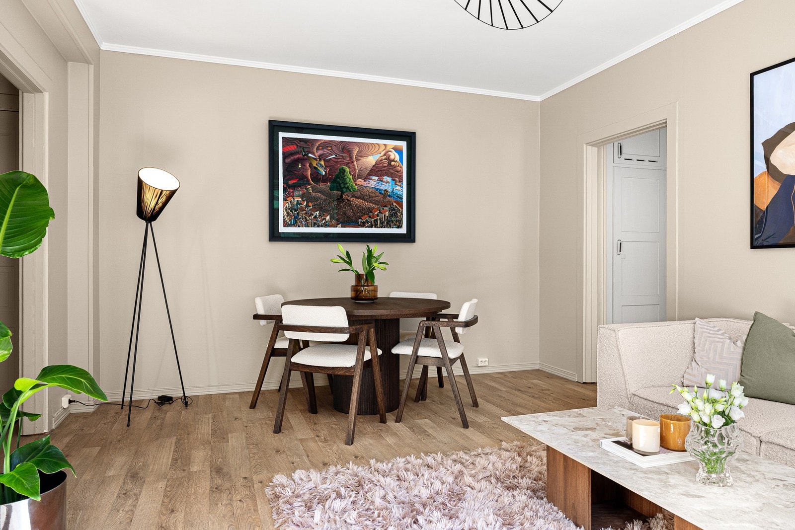 Stuens gode utforming gjør det enkelt å møblere med både sofagruppe og spisebord. Galleribilde