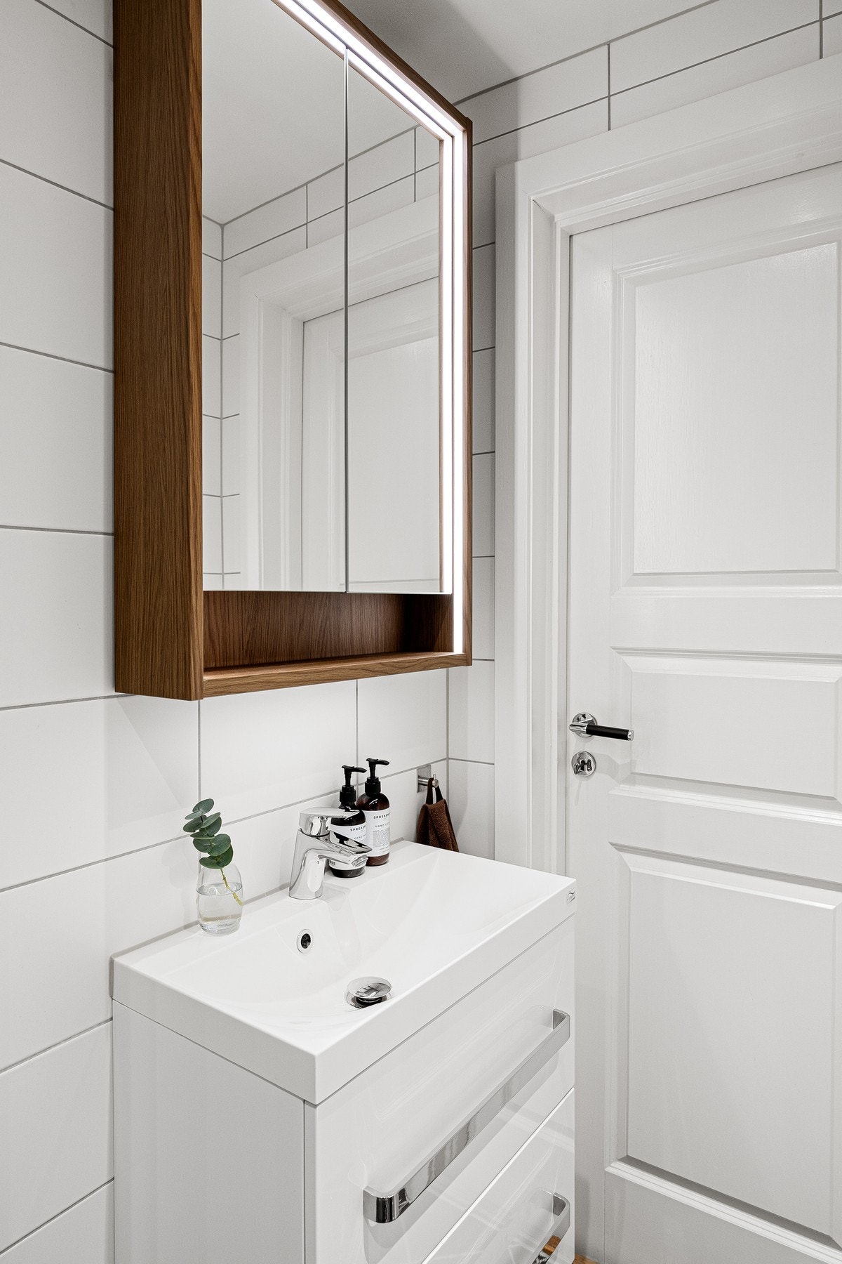 Badet har varmekabler i gulv og opplegg for vaskemaskin. Galleribilde