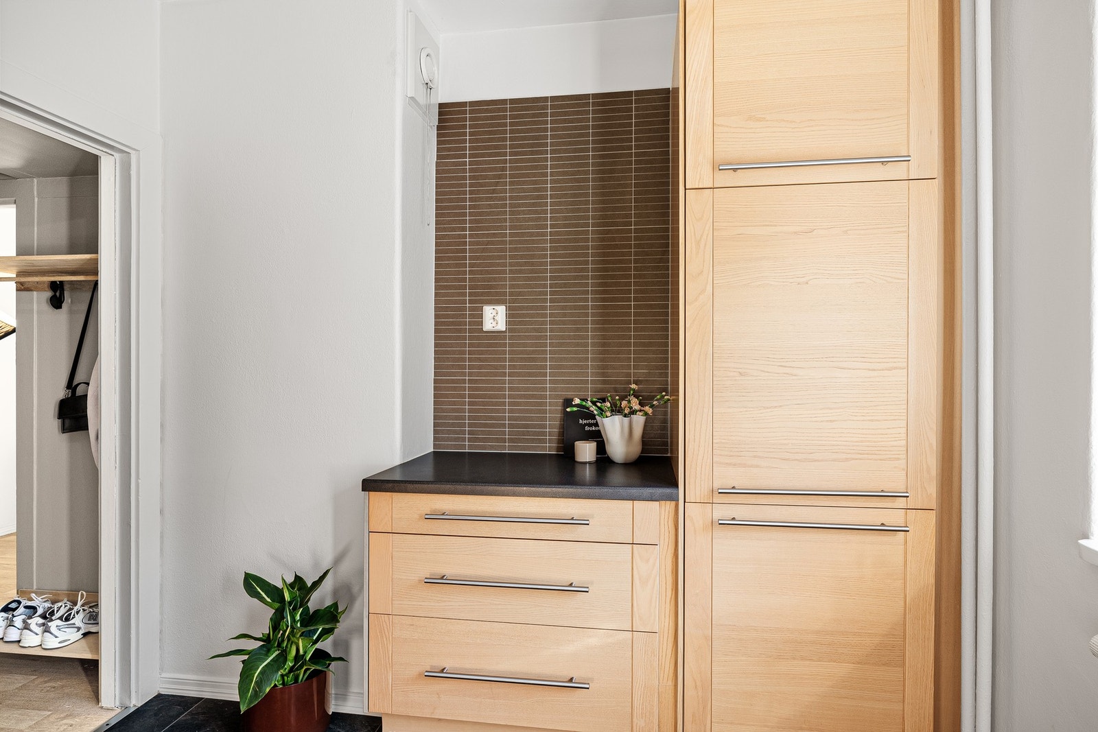 Innredning med heltre/finerte fronter. Galleribilde