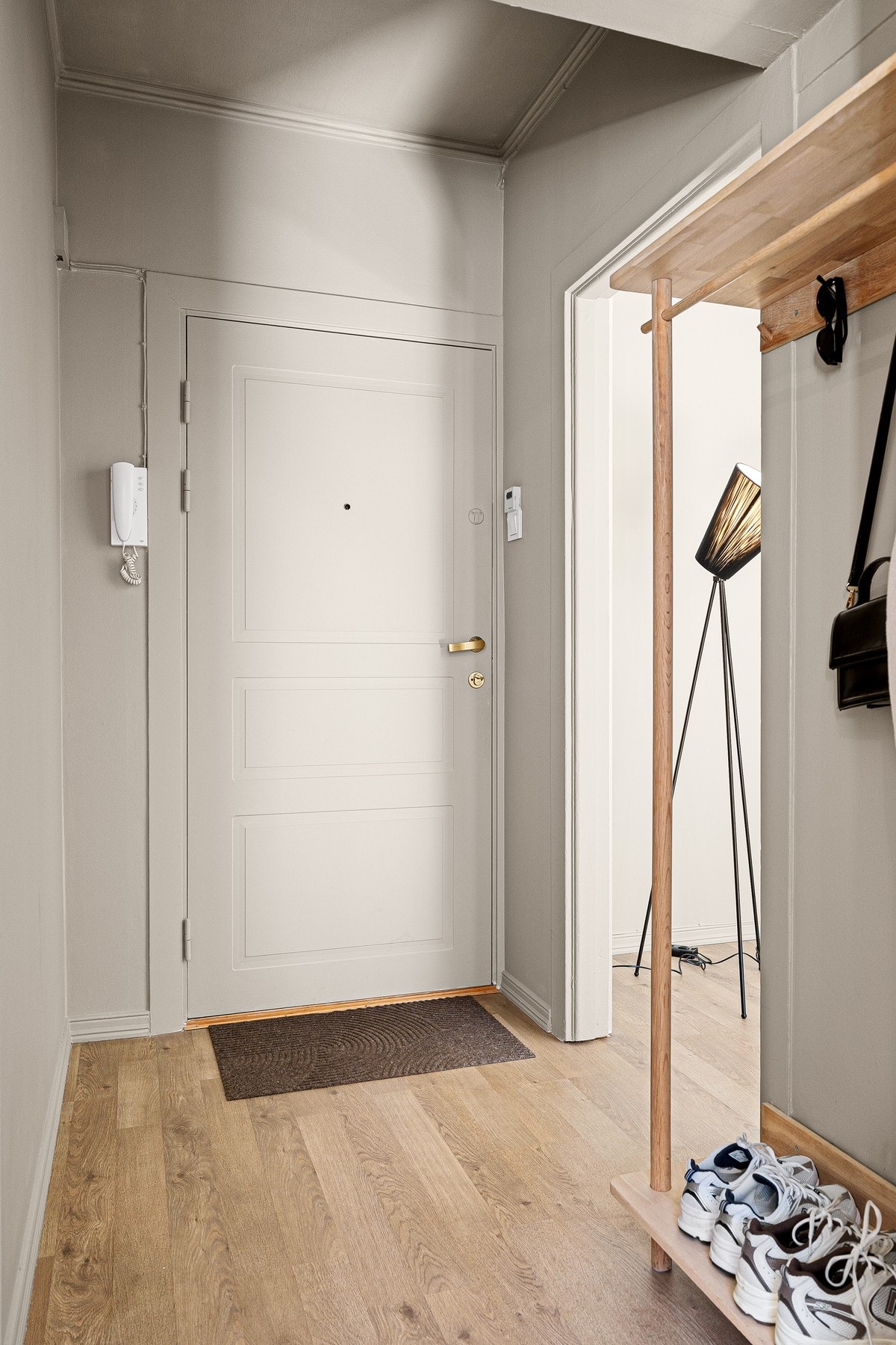 Lys og praktisk entrè med plass til oppbevaring av yttertøy. Galleribilde