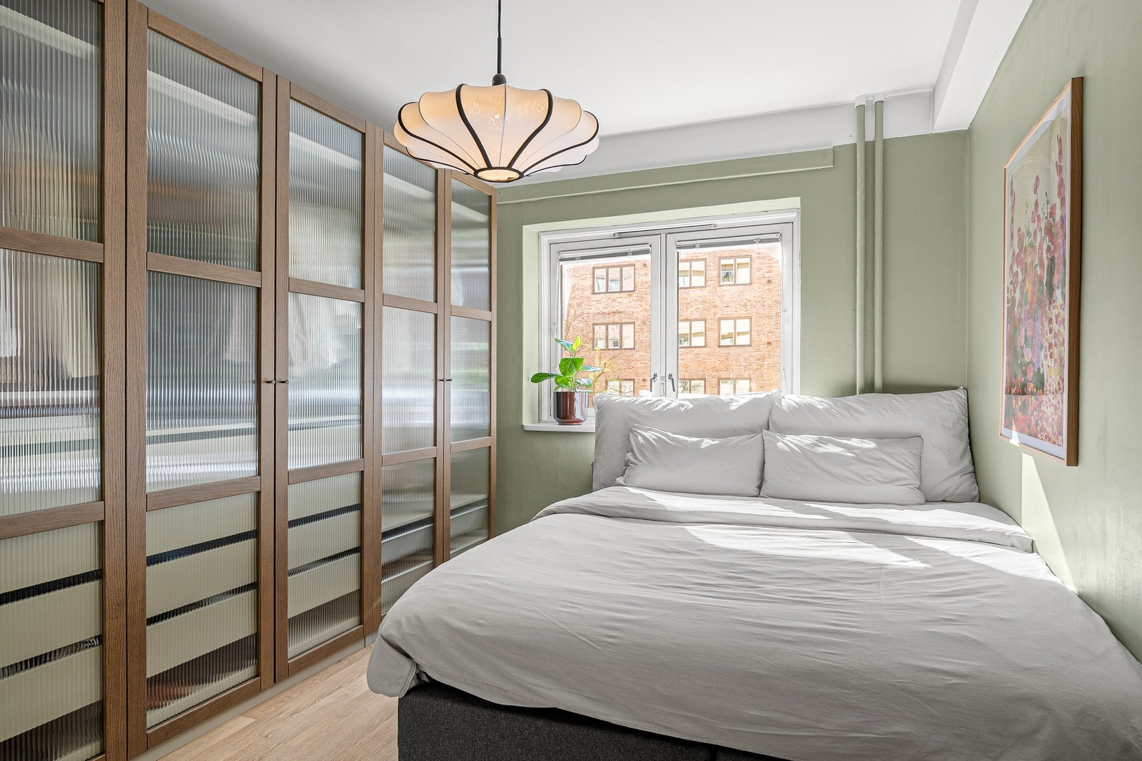 Romslig og lyst soverom med plass til dobbeltseng. Galleribilde