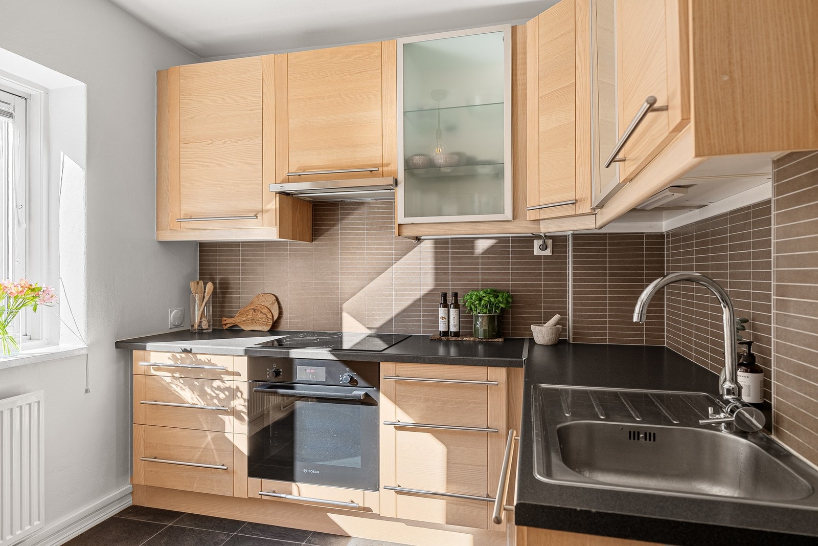 Godt med skap- og benkeplass. Galleribilde