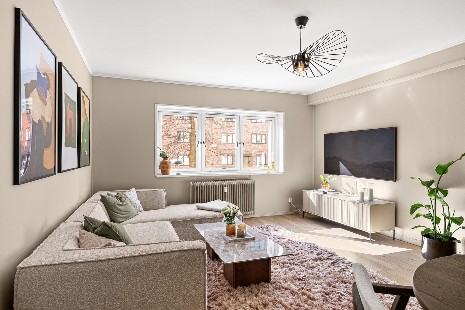 Stuen er et lyst og behagelig samlingspunkt med god plass til både avslapning og sosiale stunder. Galleribilde