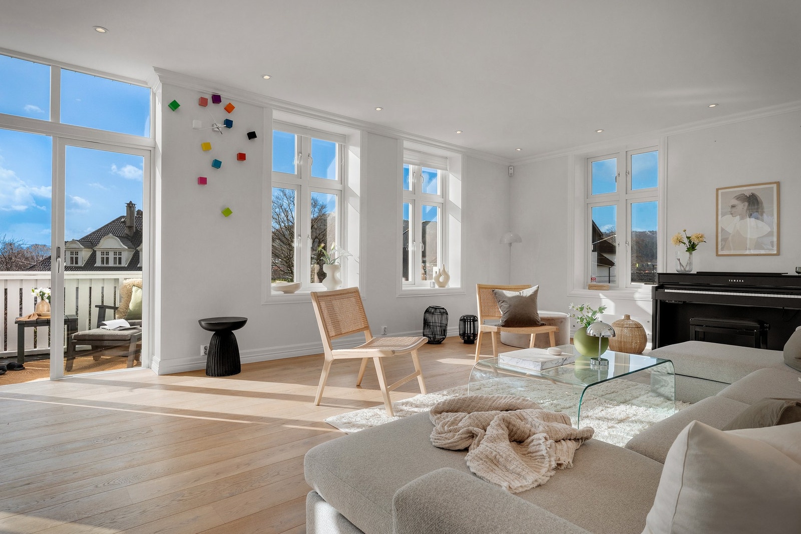 Romslig stue med utgang til sørvendt altan. Galleribilde