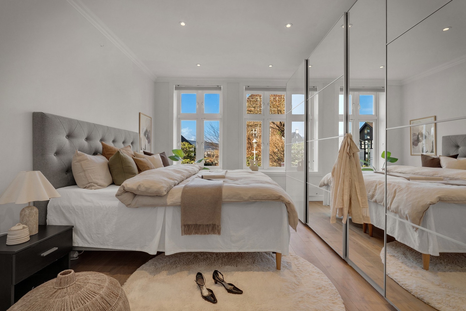 Hovedsoverom med stort garderobeskap som medfølger. Galleribilde