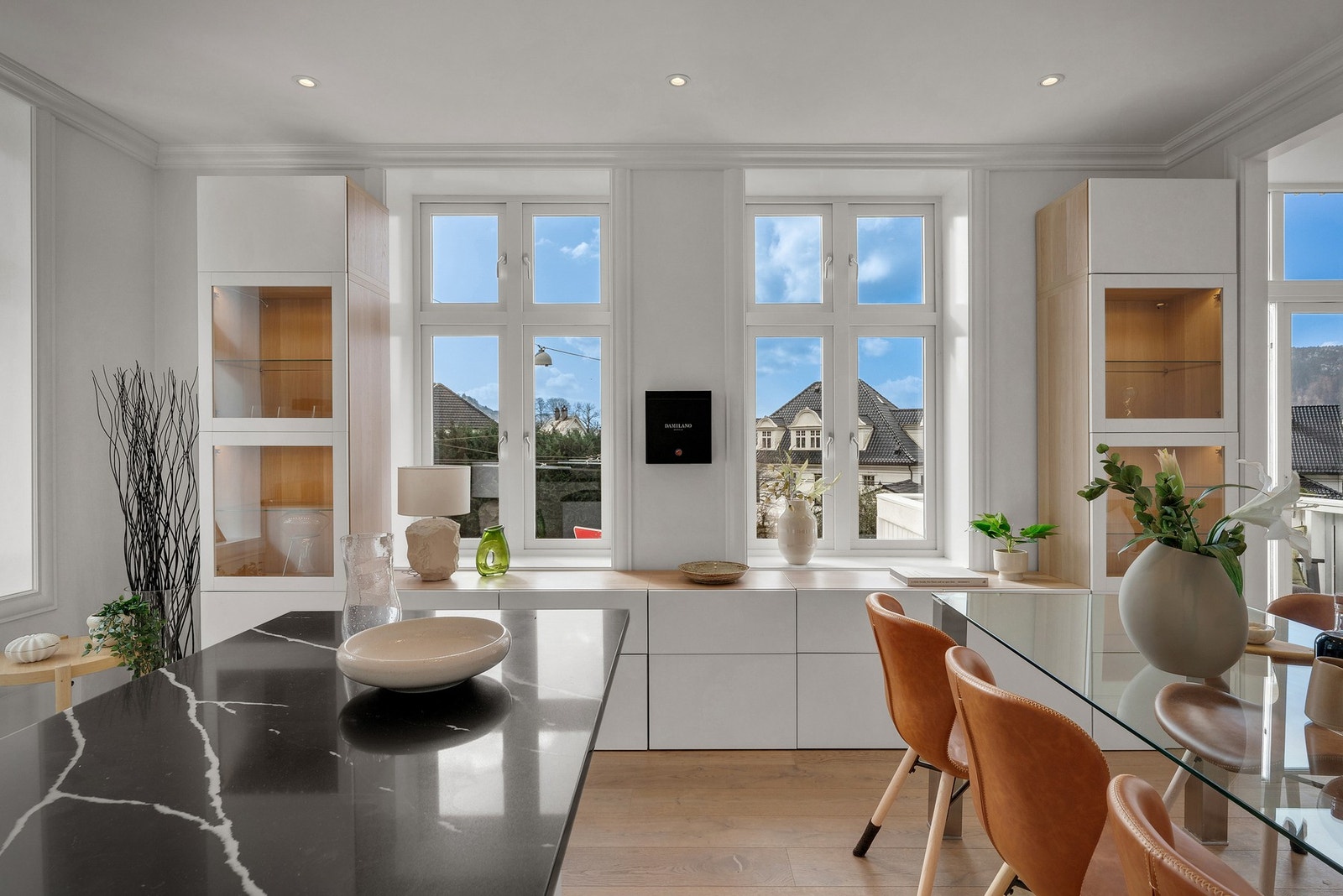 Kjøkkenøyen er satt oppå gulvet, slik at den eventuelt kan flyttes. Skap rundt vinduene medfølger. Galleribilde