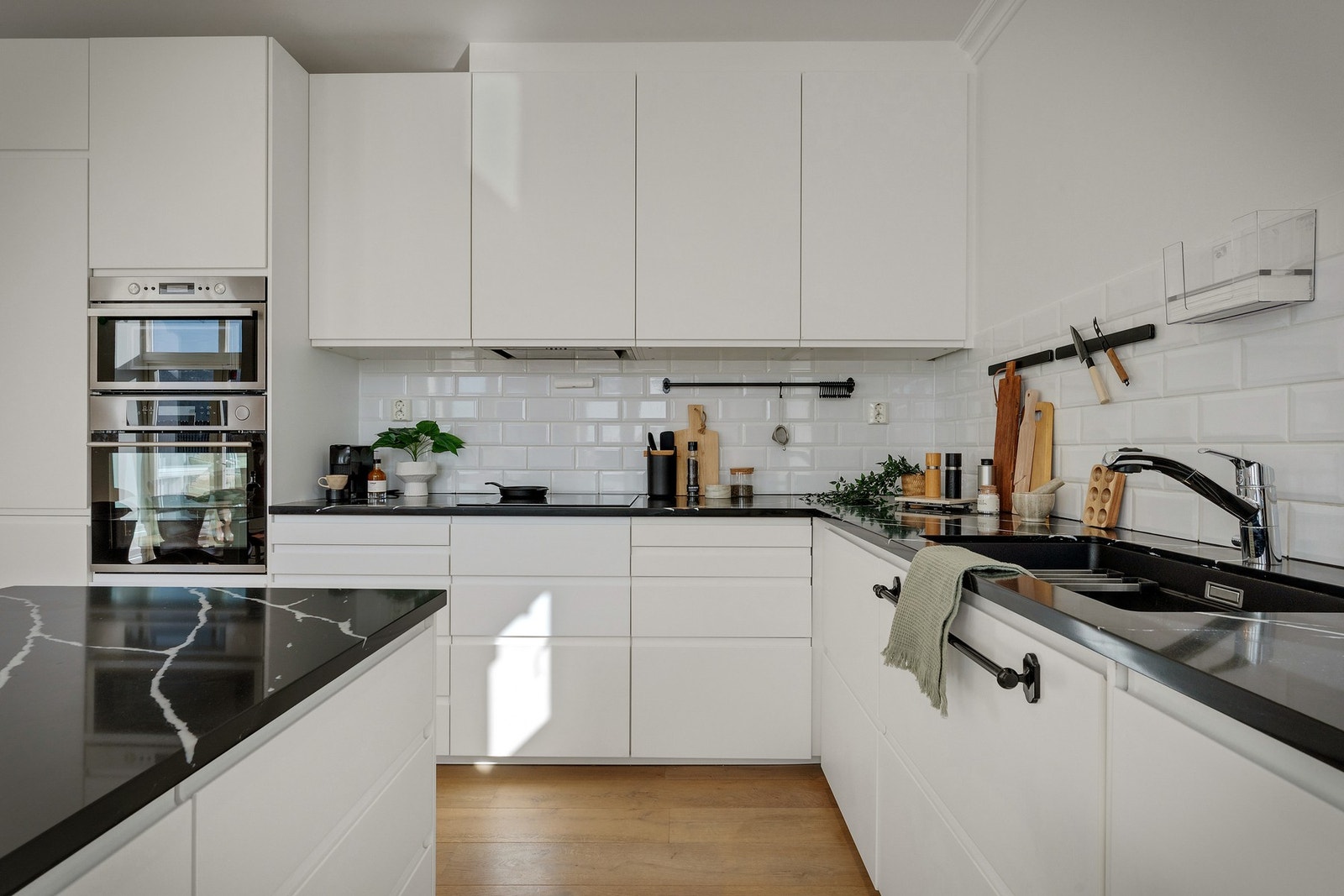 Induksjonstopp, stekeovn, mikro, oppvaskmaskin og kjøle-/fryseskap. Steinkompositt benkeplate. Galleribilde