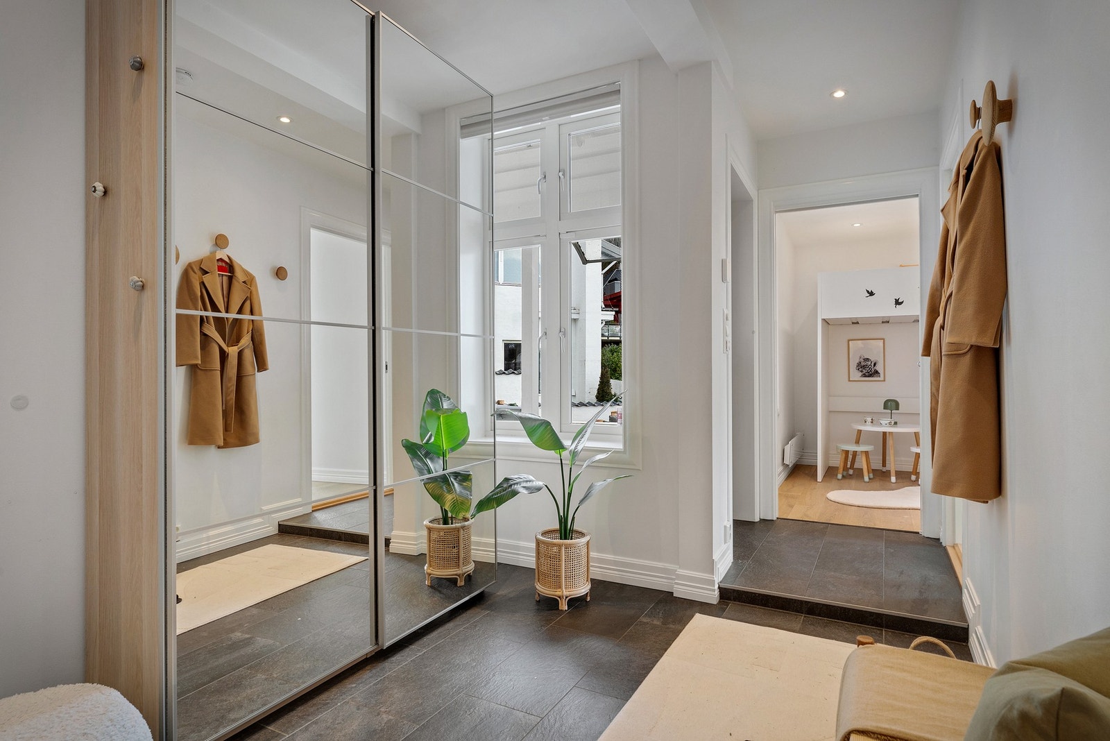 Entré/gang med garderobeskap. Varmekabler i gulv. Galleribilde