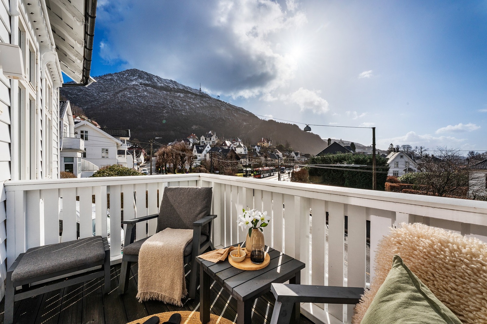 På denne altanen har du sol fra morgen til kveld. Galleribilde