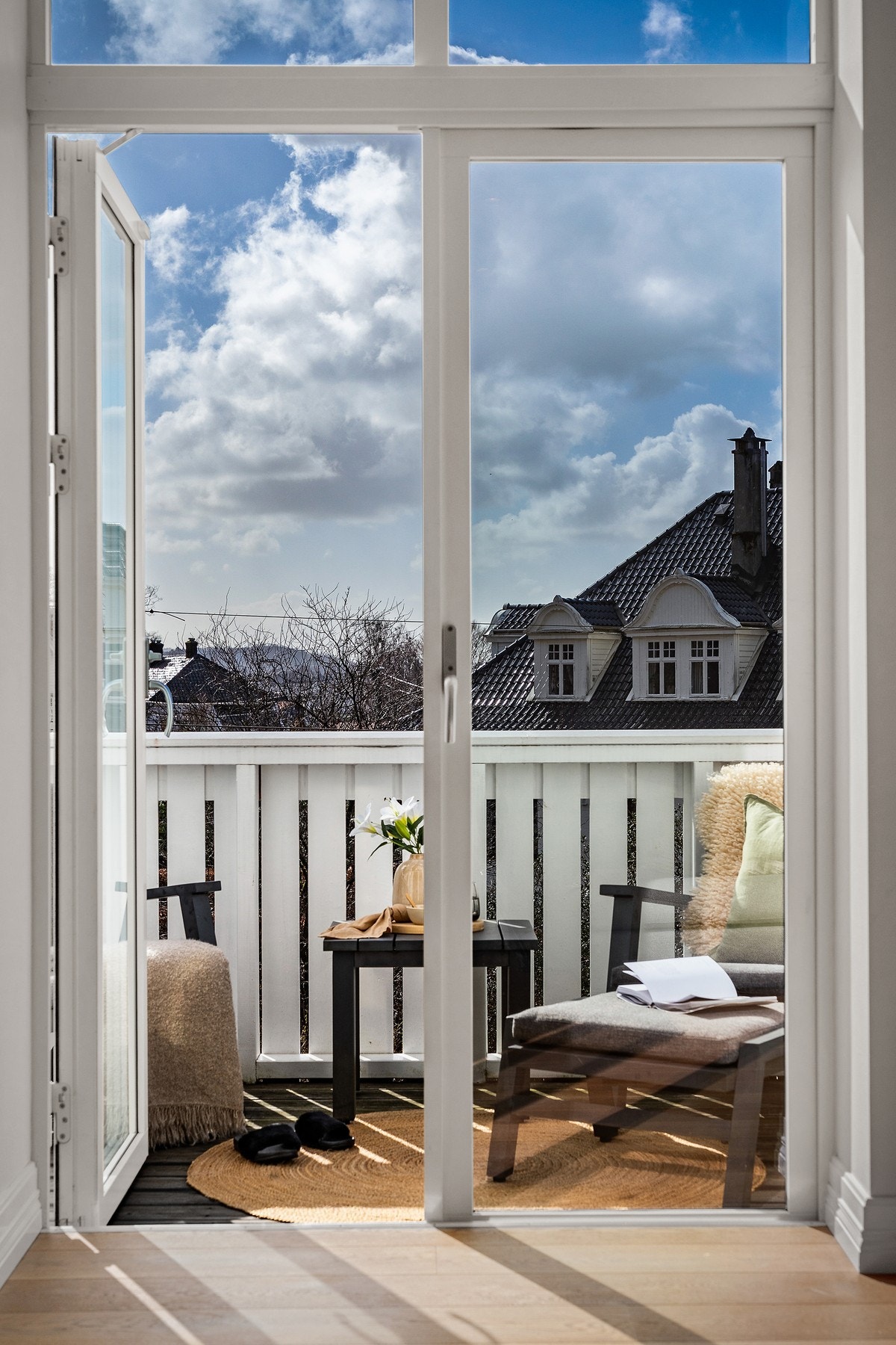 Ut mot altanen. Galleribilde