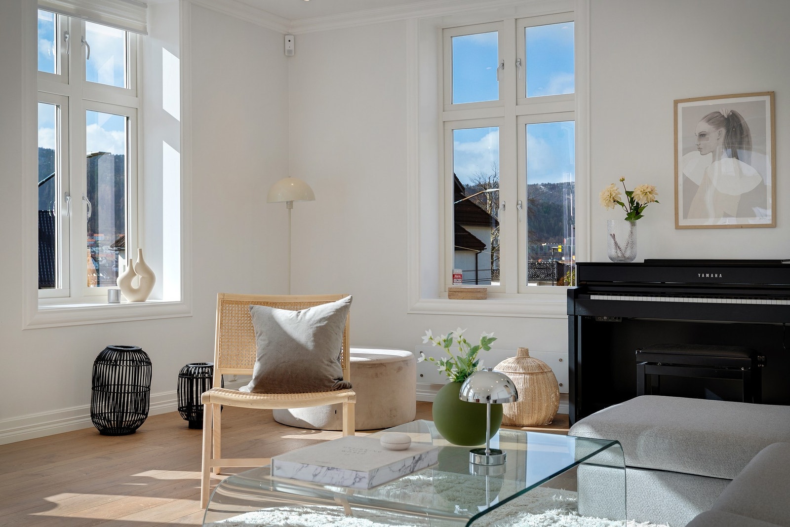 Åpen løsning og vinduer mot både øst, sør og vest gir en god romfølelse. Galleribilde