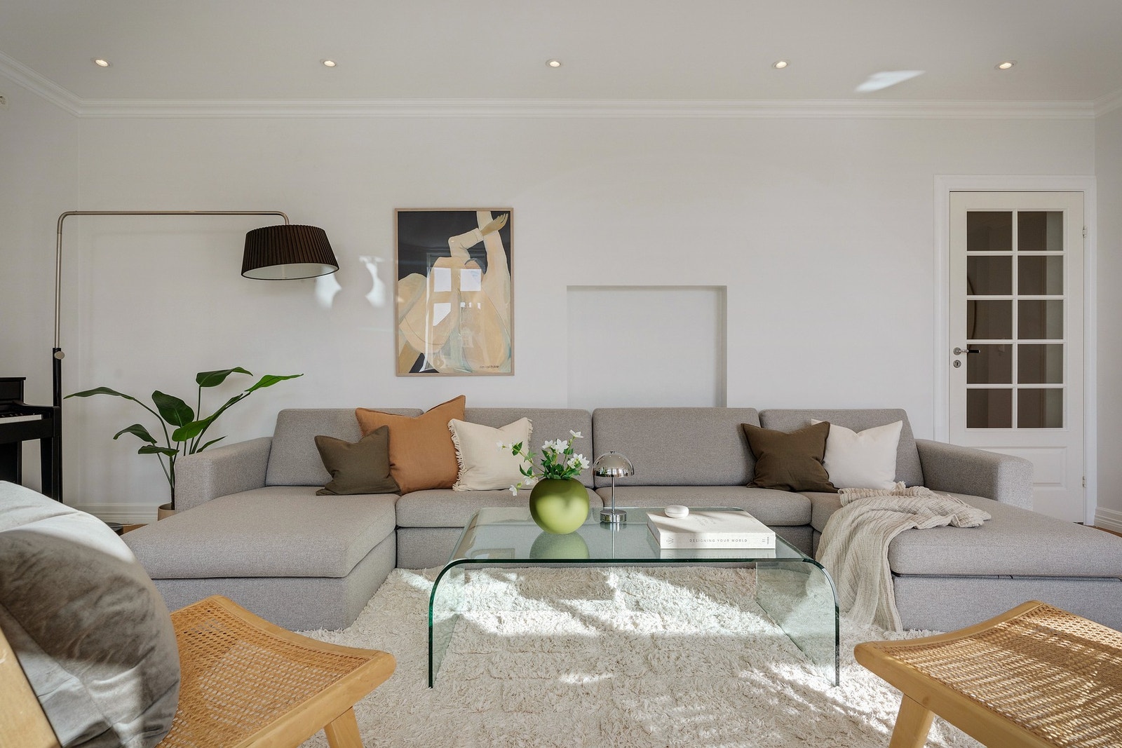 Det er pipe i bygget, slik at her skal være mulig å installere peis om ønskelig. Galleribilde