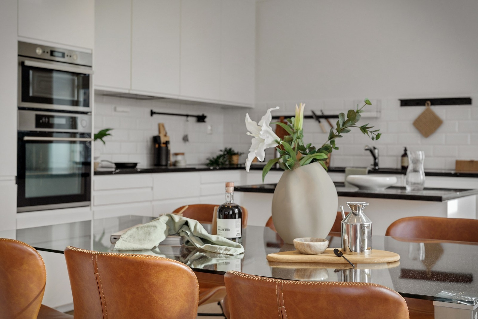 Steinkompositt benkeplate på kjøkkenet, og integrerte hvitevarer. Galleribilde