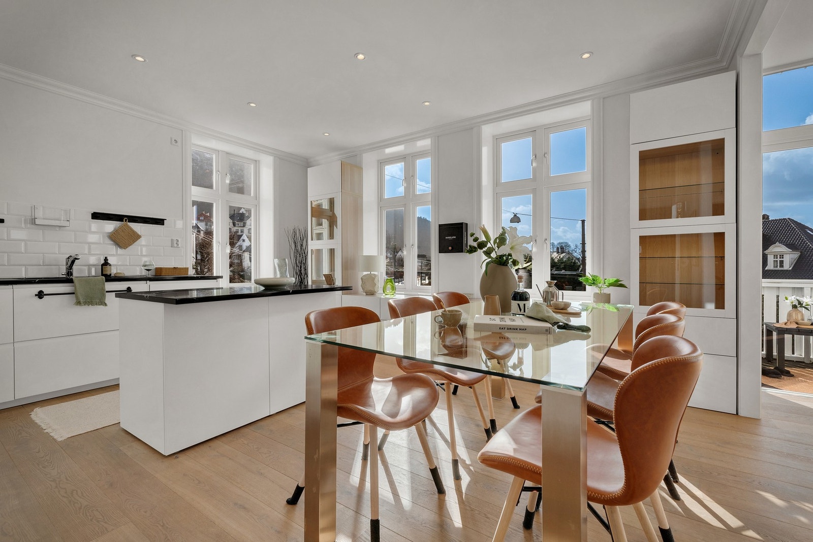 Plass til et skikkelig langbord på kjøkkenet. Galleribilde