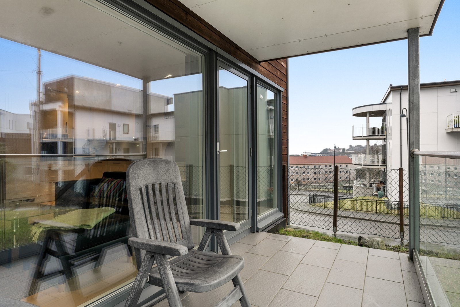 Fra stuen er det utgang til en terrasse på 8kvm Galleribilde