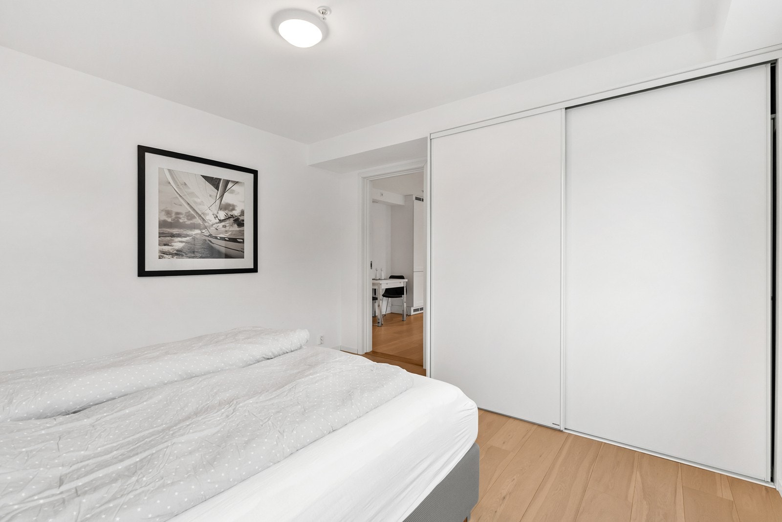 Hovedsoverommet er romslig og har god plass til dobbeltseng samt skyvedørsgarderobe langs veggen Galleribilde