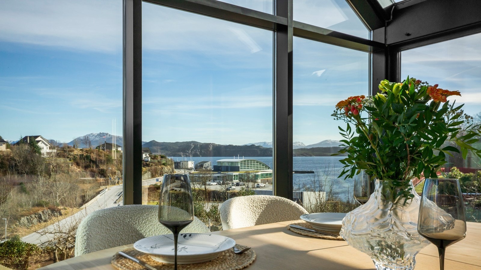 Nydelig utsikt til Solheimsfjorden, med de flotte snøtoppene på fjellene i horisonten. Et sted å koble av etter en hektisk hverdag, et sted å nyte roen fra sjøutsikten. Galleribilde