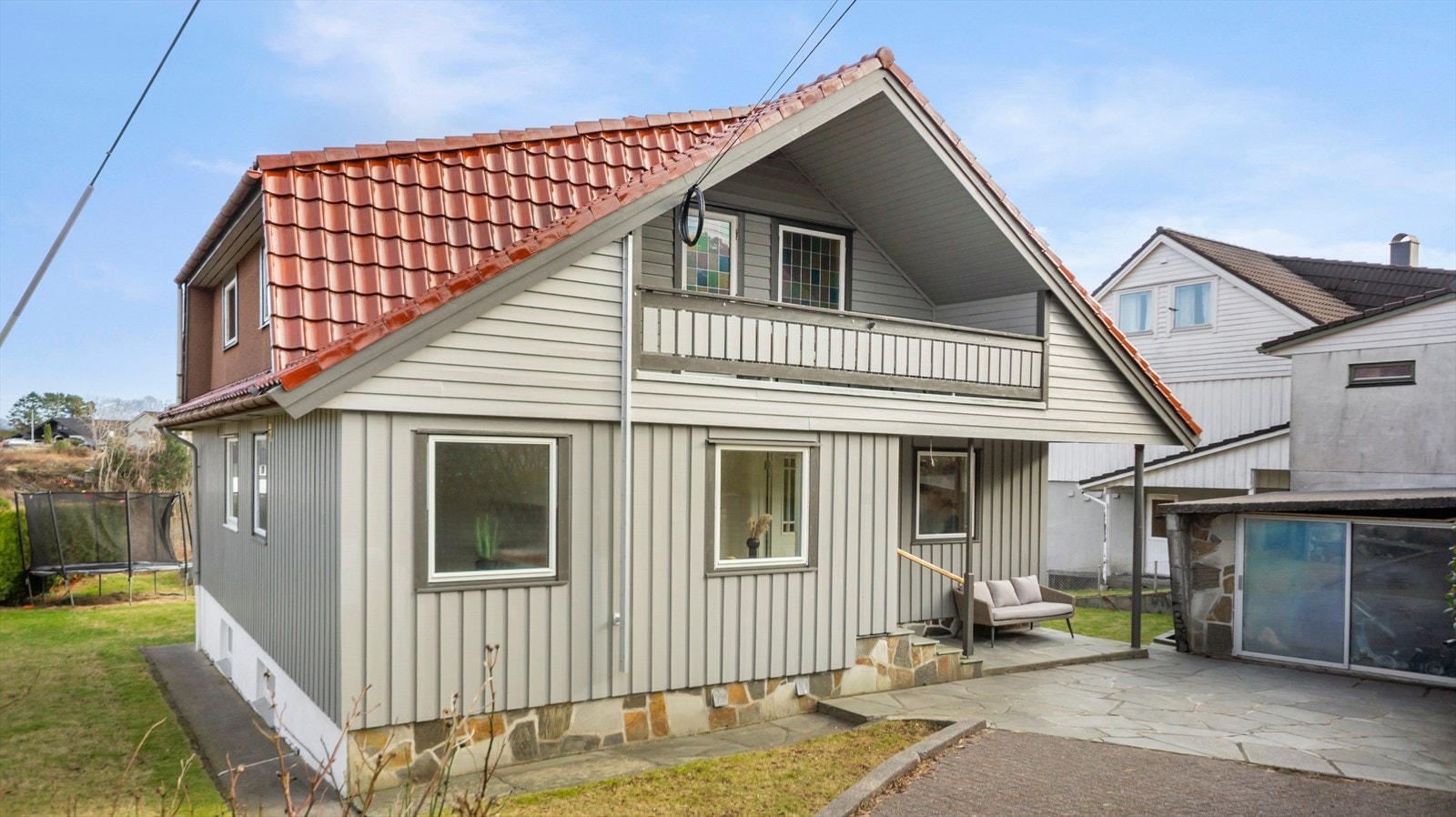 Heving av tak og ark, gav sitt utslag med å gi eiendommen mer utnyttelse av solforholdene. I tillegg fikk øverste etasje 3 godkjente soverom, romslig loftstue og ekstra toalettrom. Galleribilde
