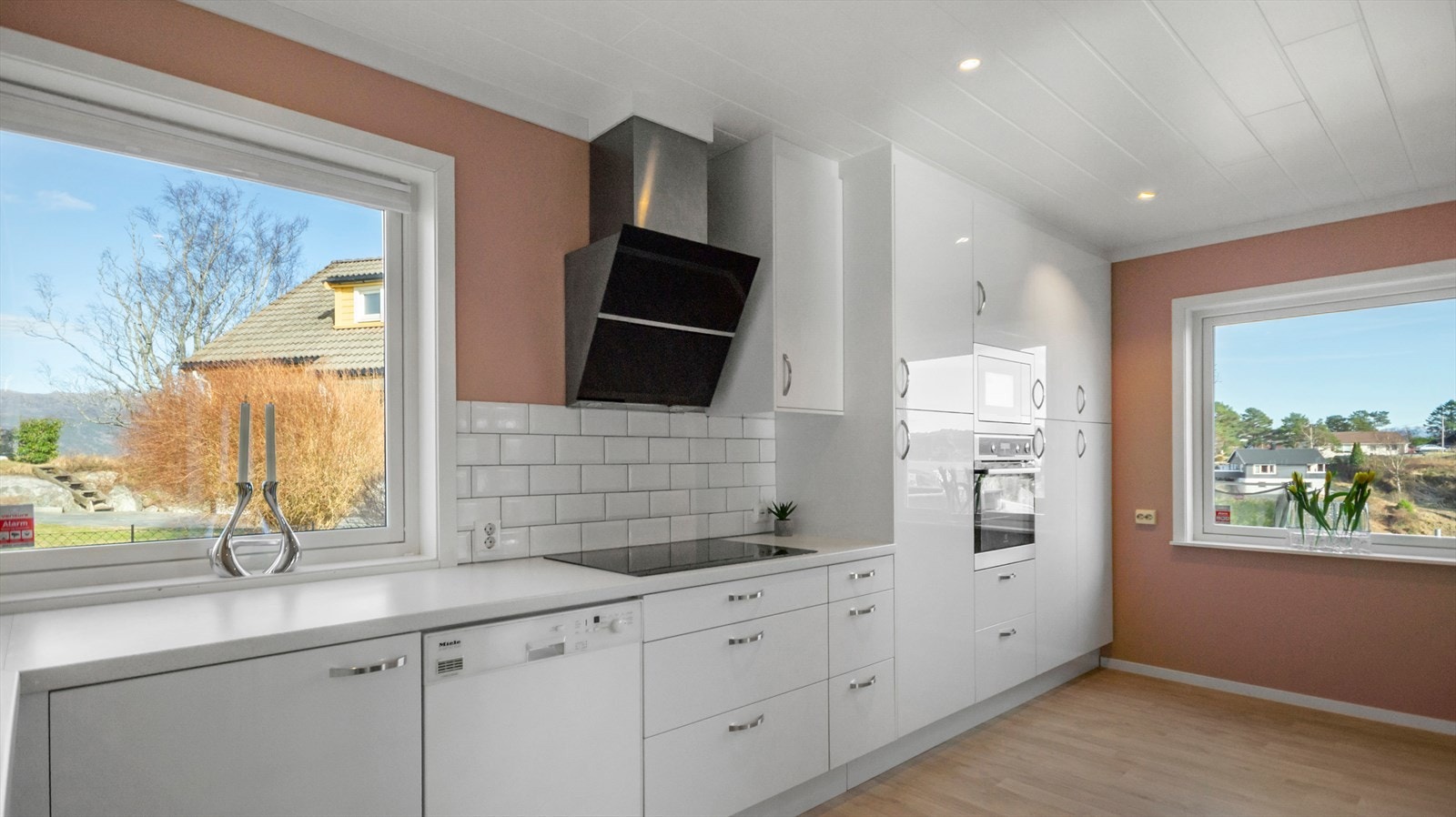 Her får du et delvis lukket kjøkken som avdeles med skyvedør. Det vil være anledning for å kunne endre planløsningen til åpen, med forutsetning at det settes inn drager, samt i samråd med fagkyndig, siden det vil påvirke bærekonstruksjon. Galleribilde