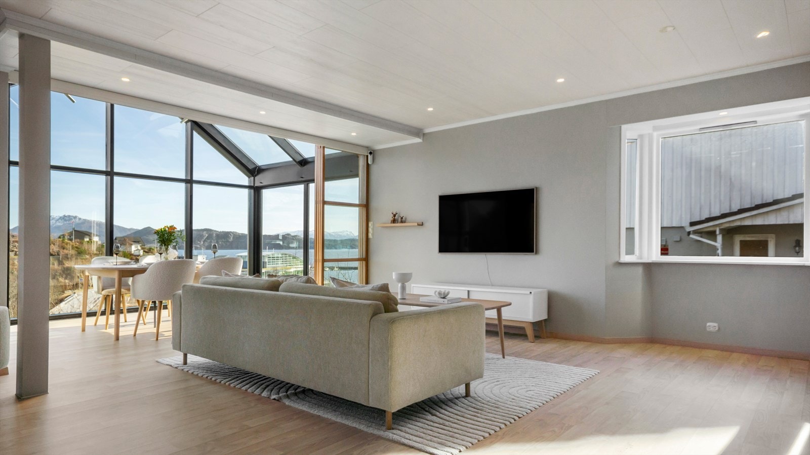 Boligen har en flott beliggenhet på Kleiva og fra vinterhagen kan du se Kanalen, Brandsøyåsen og Solheimsfjorden. Galleribilde
