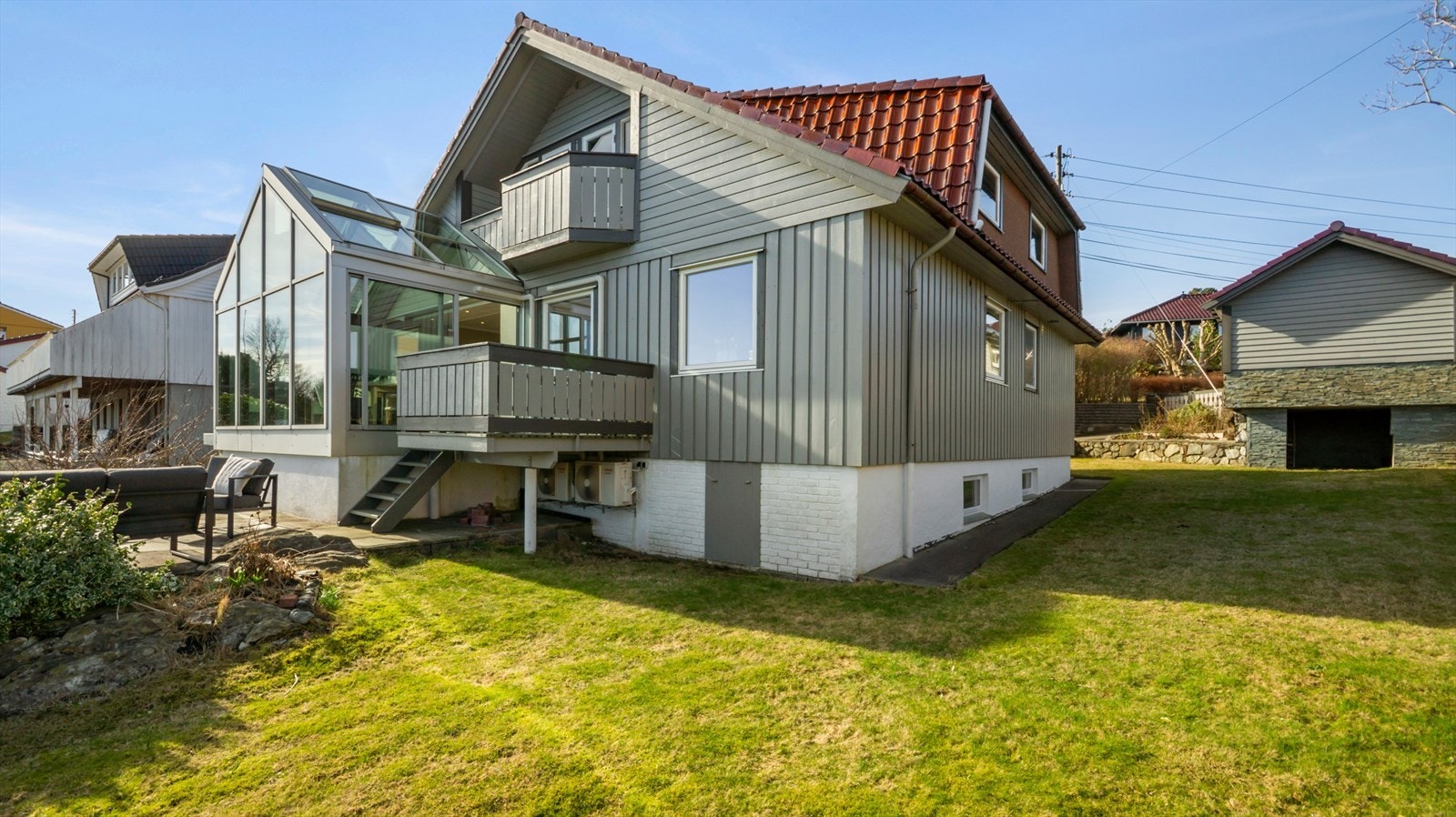 Et videreutviklet Herman Sunde hus som i utgangspunkt var bygget med valmet tak med fokus på utsikten mot øst. Men det hadde sine begrensninger den gang, og i 1982 ble boligen tilbygget med 2 ark og en uunnværlig balkong mot vest og øst i øverste etasje. Galleribilde