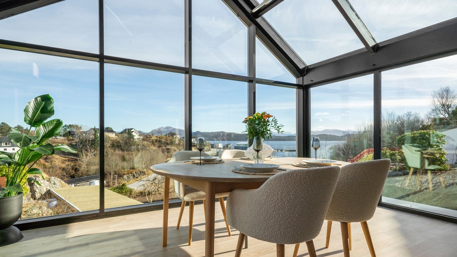 Plasseringen er høytliggende, solfylt og frisk. Her får du naturen tett på i din egen stue. Om kvelden lyser Havhesten opp med sin Aqua belyste fargespill Galleribilde