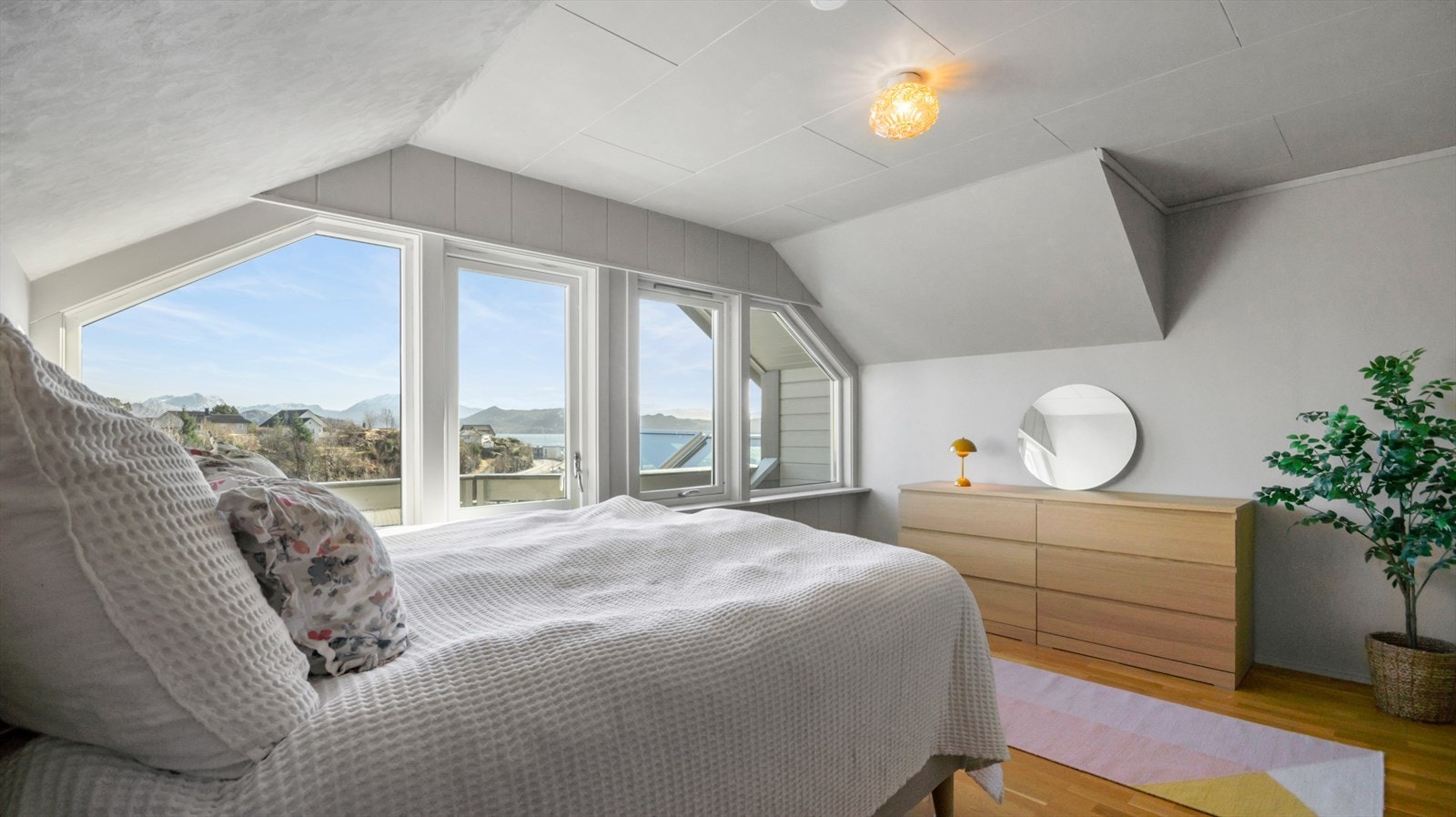 Loftstuen er også innredet med en mindre skyvedørsgarderobe Galleribilde