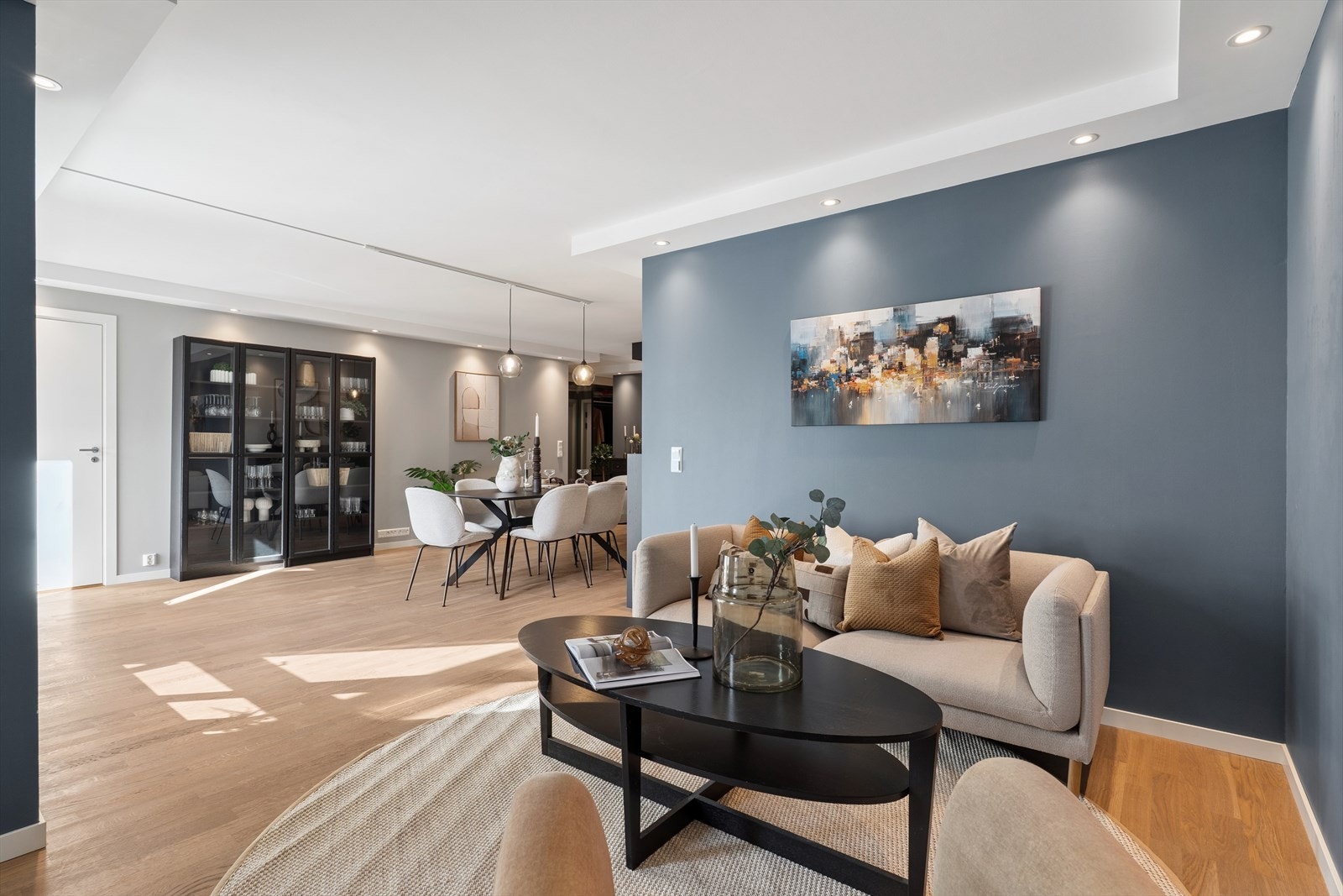 Stue med god plass til sofagruppe Galleribilde