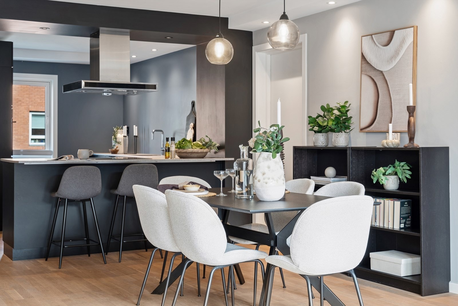 Stue med god plass til spisebord Galleribilde