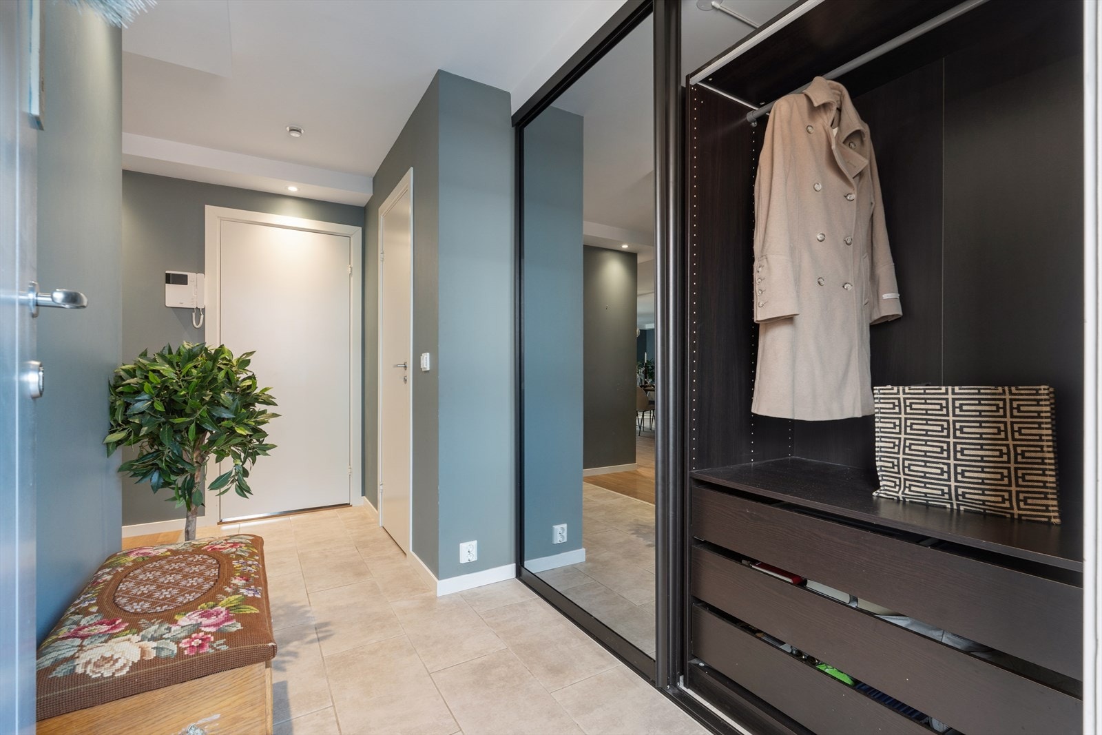 Romslig entré med stor skyvedørsgarderobe og tilgang til innvendig praktisk bod Galleribilde