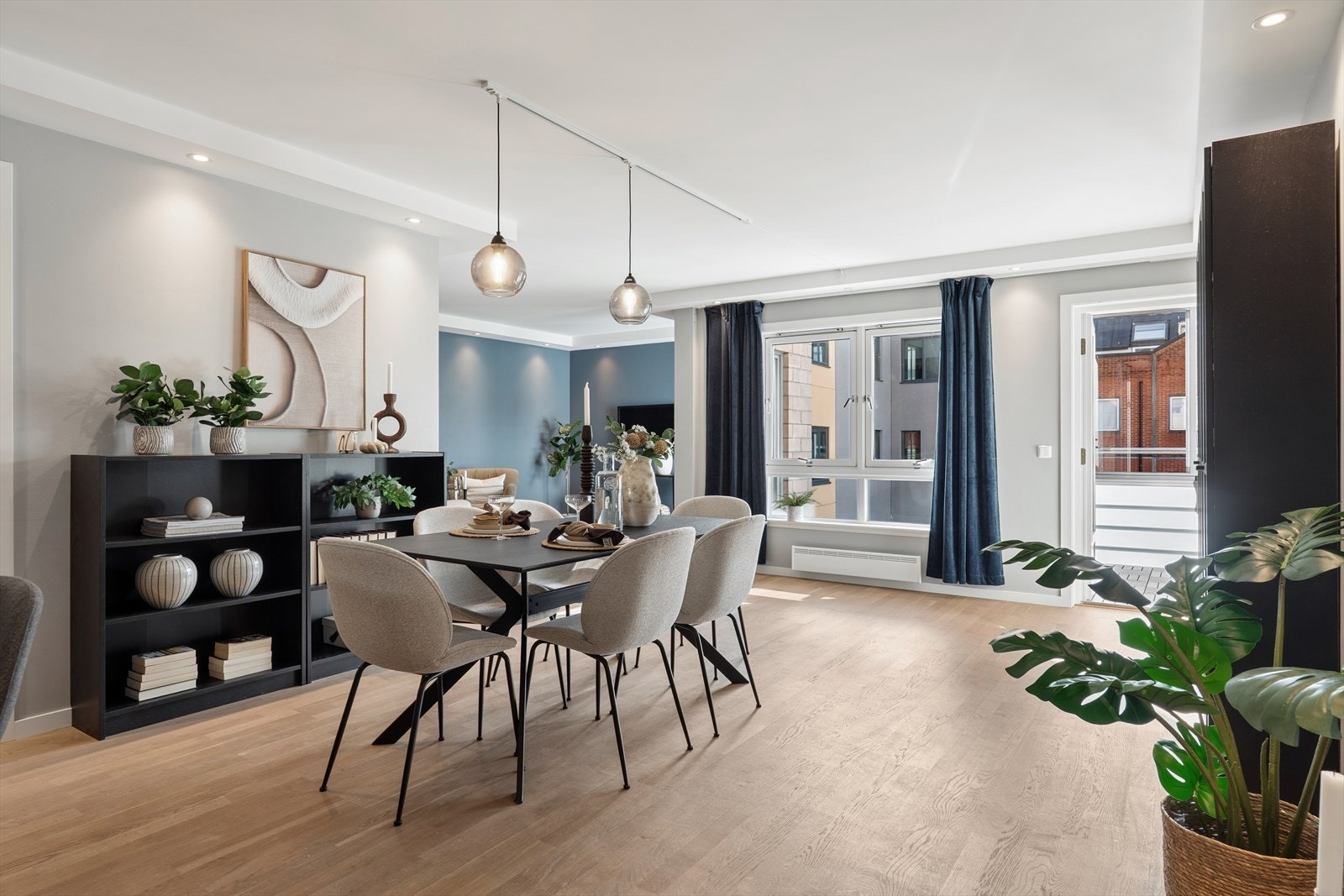 Fra stuen er det utgang til innglasset balkong å ca. 8 kvm Galleribilde