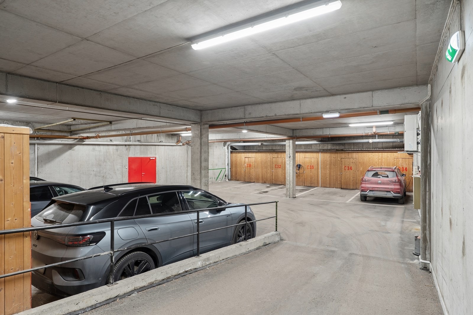 Egen parkeringsplass med elbillader i felles garasjekjeller Galleribilde