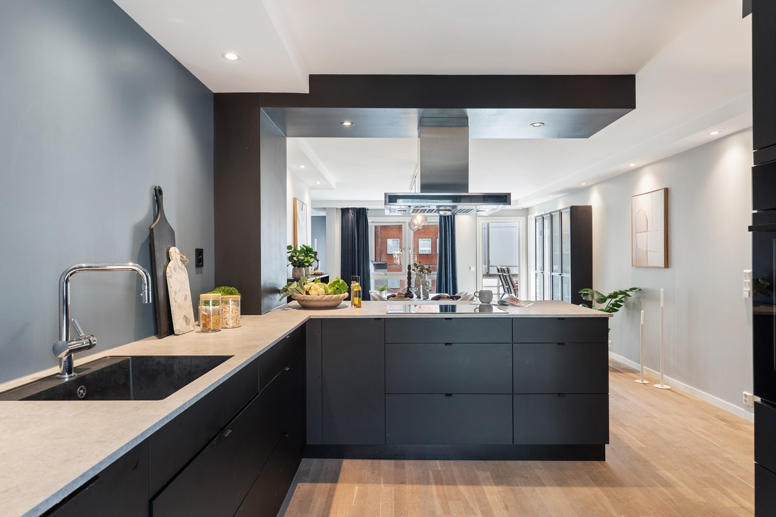 Kjøkkenet er i åpen og sosial løsning til stuen Galleribilde