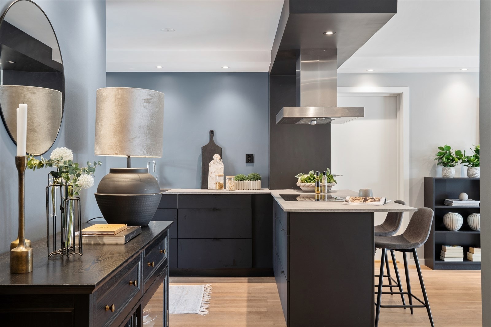 Moderne leilighet med tidsriktige farger og kvaliteter Galleribilde