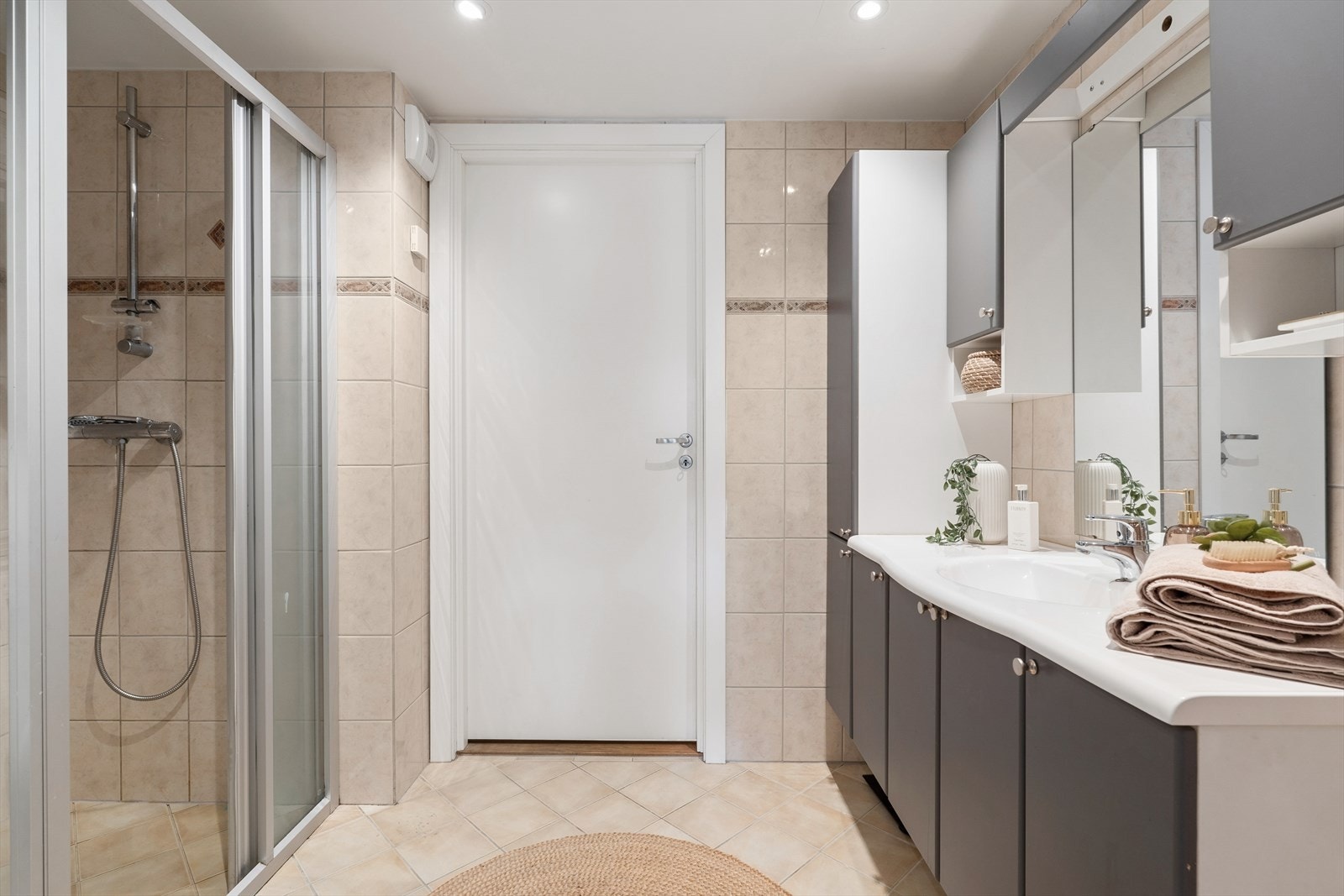 Tilgang fra badet fra entré eller soverom nr. 2 Galleribilde