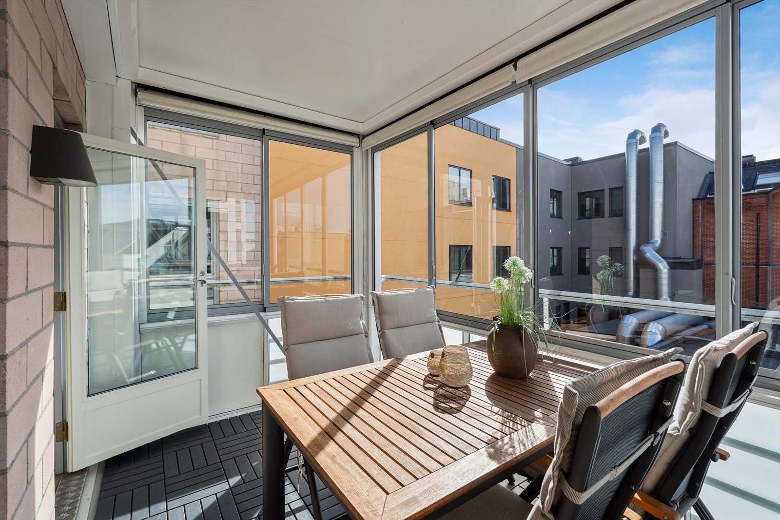 Lunt og skjermet uteplass med god plass til sittegruppe Galleribilde