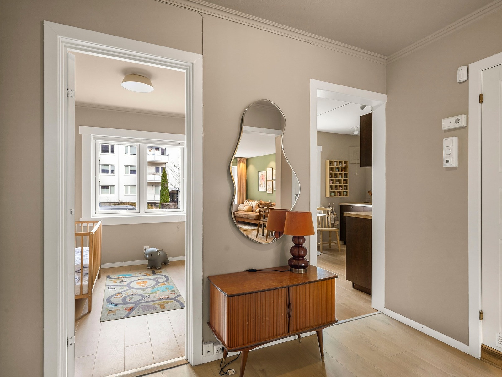 Fra entreèn finner vi det minste rommet, som også huser familiens minste medlem. Galleribilde