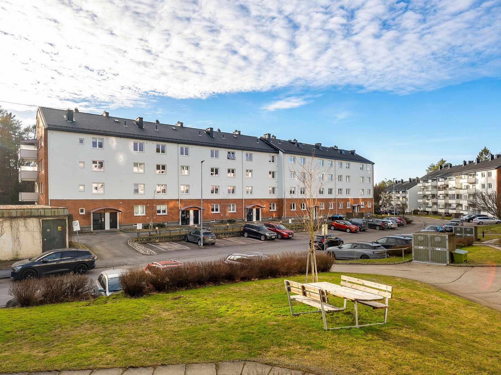 Borettslaget er veldrevet og har pent opparbeidet tomt med gressplen- og grøntområder, beplantning, lekeplass og sittegrupper. Det er mulighet for å leie parkeringsplass etter venteliste. Galleribilde