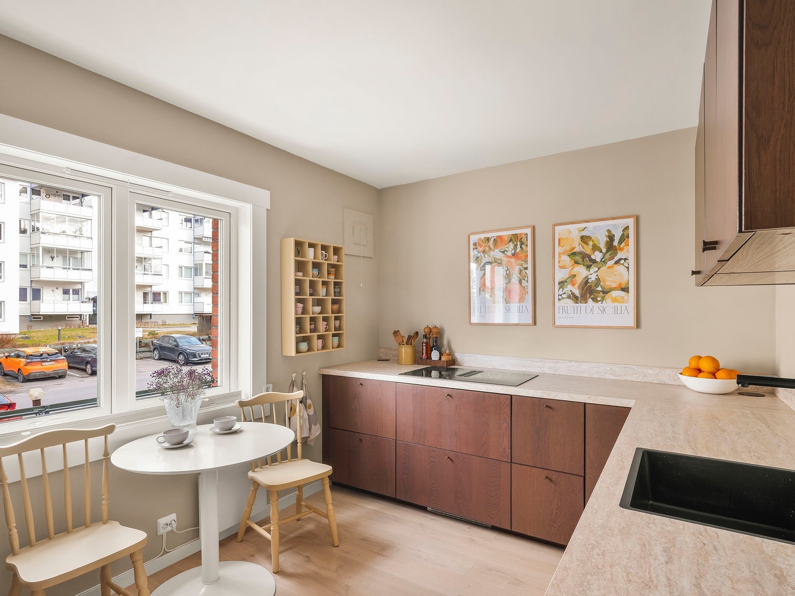 Vi fortsetter leilighetens nyeste tilskudd, nemlig det store og innholdsrike kjøkkenet. Galleribilde