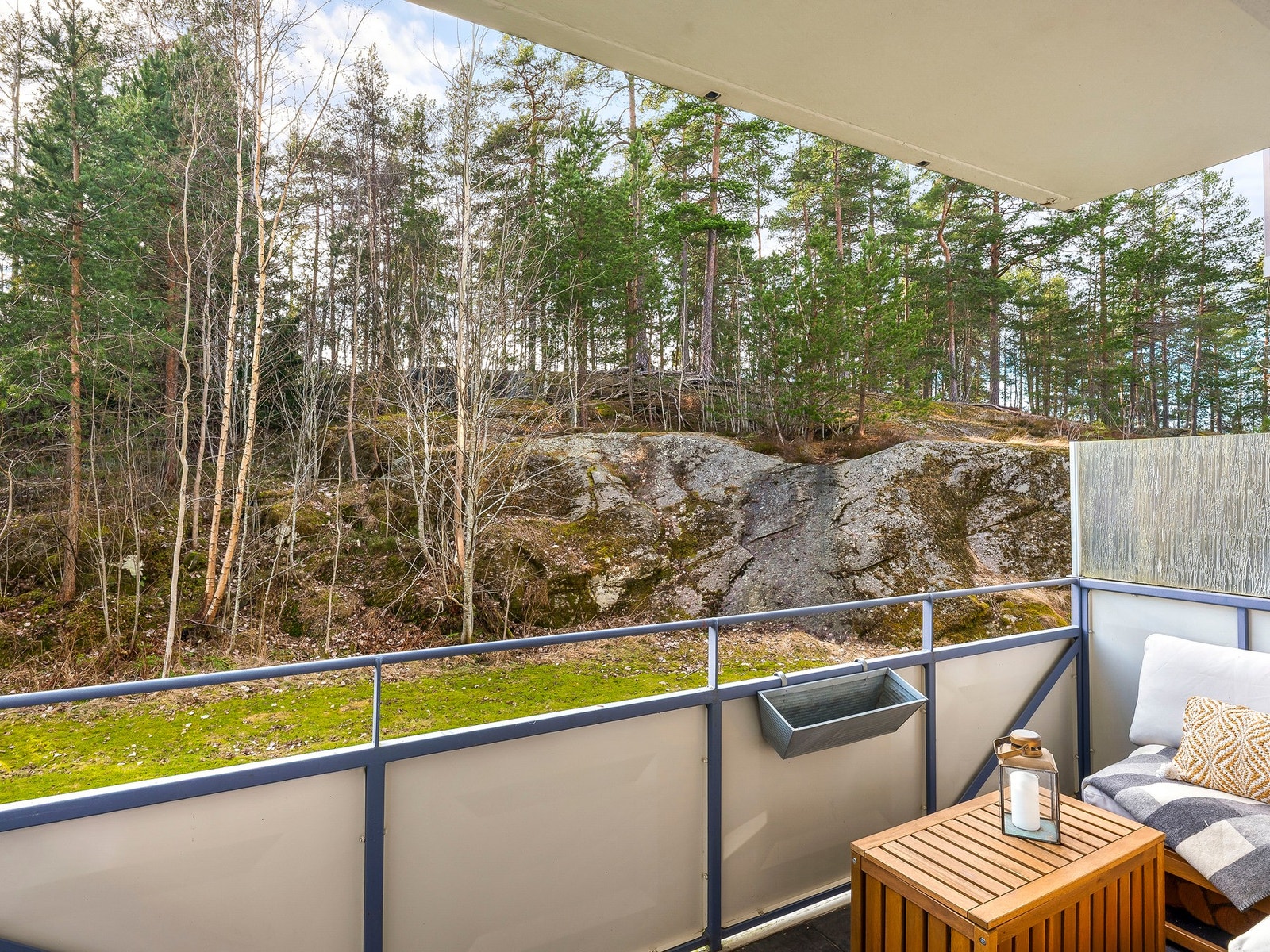 Det er god plass til å innrede med utemøblement og tilhørende møblement. Det er også lov med gass og elektrisk grill. Galleribilde